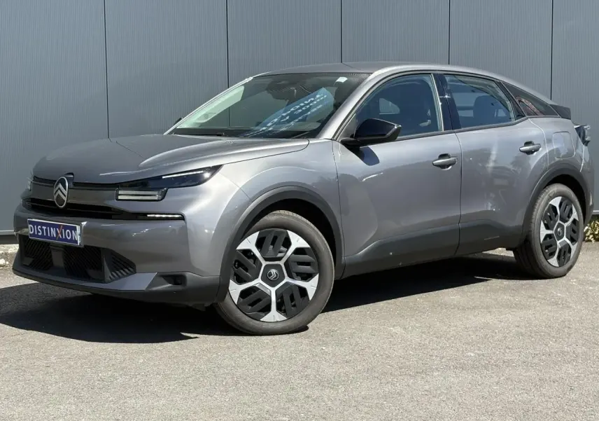 Vue 3/4 avant droite d'une Citroën C4 Hybrid 145 gris Mercury avec jantes distinctives et calandre moderne.