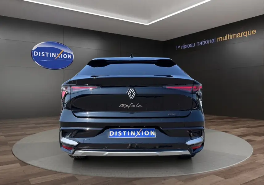 Vue arrière noire du Renault Rafale 2025 avec feux LED fins et logo distinctif sur fond showroom.