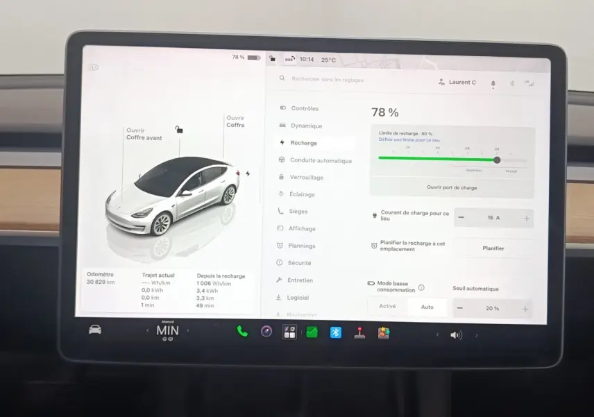 Écran tactile central de la Tesla Model 3 blanc 2022 affichant les réglages de recharge et l'autonomie.