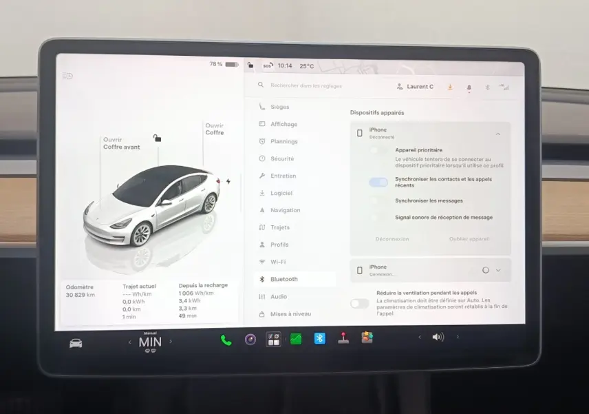 Écran tactile central de la Tesla Model 3 blanc 2022 affichant les réglages Bluetooth et véhicule en vue 3/4 avant.