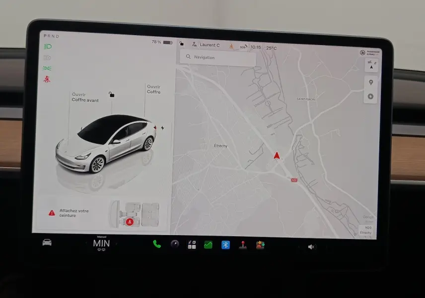 Écran tactile central de Tesla Model 3 blanc 2022 montrant navigation et vue 3/4 avant du véhicule.