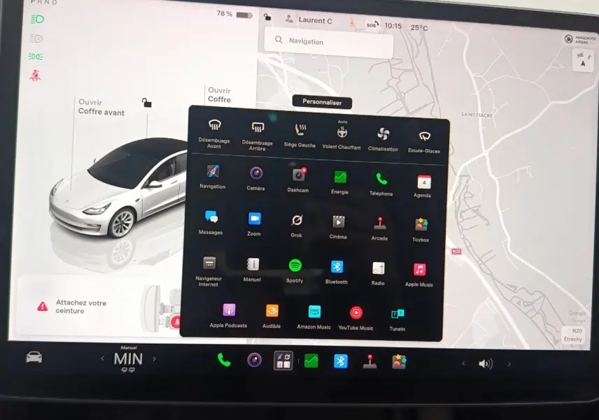 Écran tactile central de la Tesla Model 3 blanche 2022 montrant la navigation et les options de personnalisation.