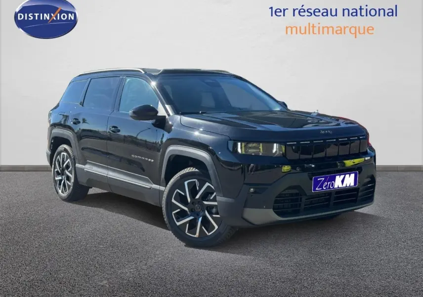Jeep Compass Yosemite noir avec toit noir, vue 3/4 avant droit mettant en valeur ses jantes alu et calandre distinctive.