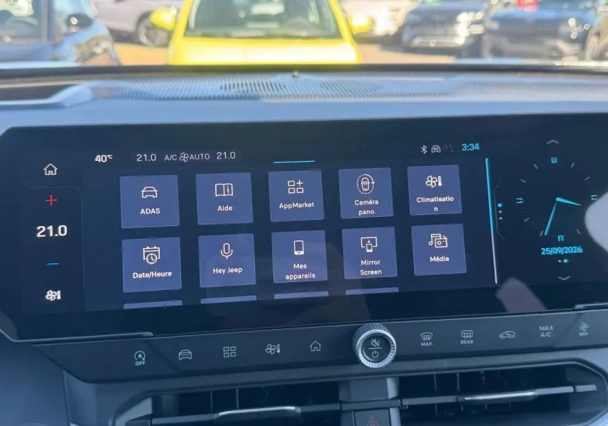 Vue rapprochée de l’écran tactile central du Jeep Compass 2026, affichant les options multimédia et climatisation.