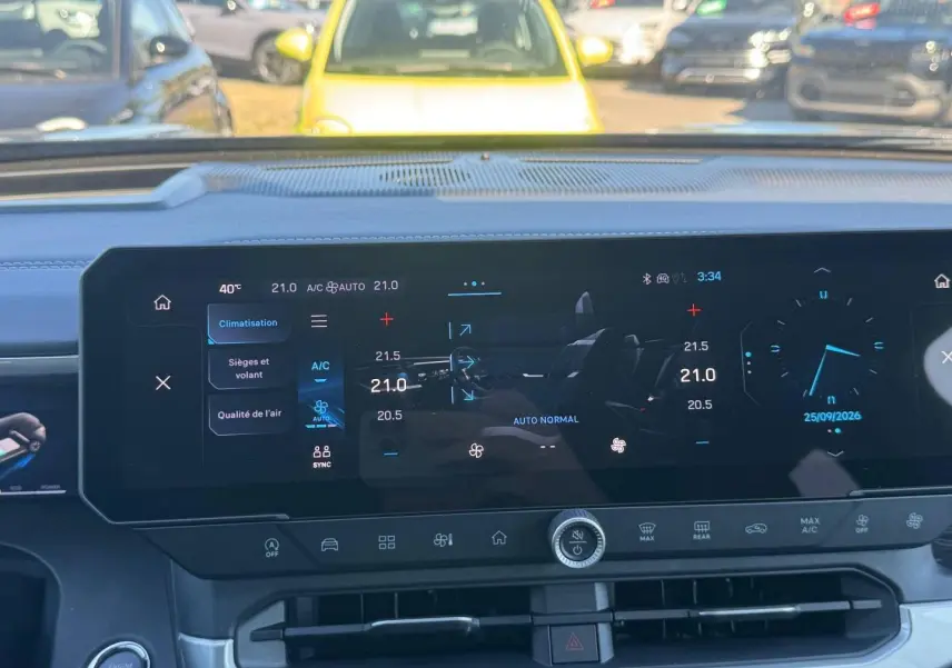 Vue intérieure du tableau de bord du Jeep Compass 2026 avec écran tactile large et commandes climatisation digitales.