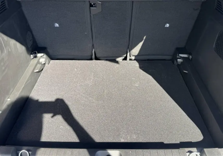 Coffre spacieux vu de dessus du Jeep Compass 2026, revêtement intérieur gris foncé uniforme.