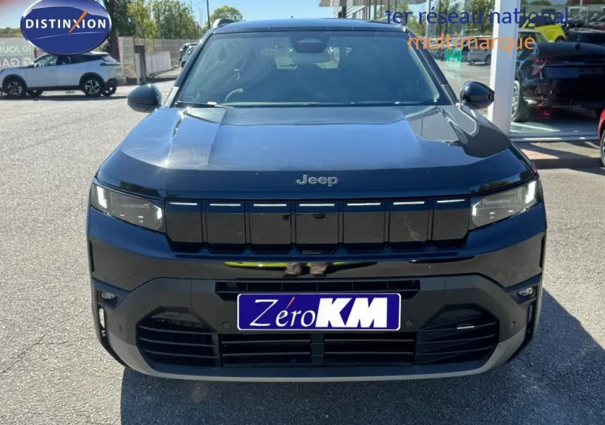 Vue de face du Jeep Compass 2026 Yosemite noir avec calandre distinctive et logo Jeep visible sur le capot.