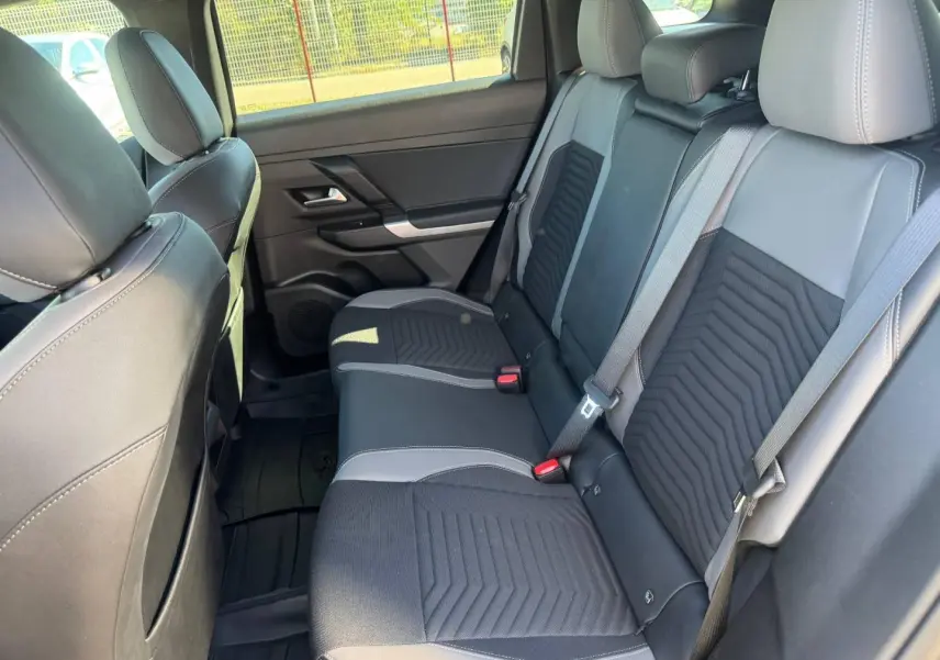 Vue intérieure de la banquette arrière noire et grise du Jeep Compass 2026, avec ceintures de sécurité visibles.