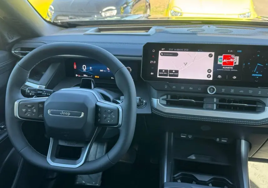 Vue intérieure du tableau de bord et volant Jeep Compass 2026 avec écran tactile et affichage numérique moderne.