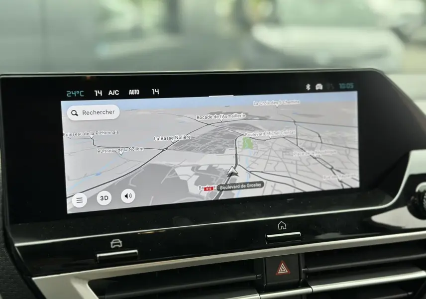 Écran tactile central affichant la navigation 3D du GPS dans l'habitacle de la Citroën C4 hybride 2025.