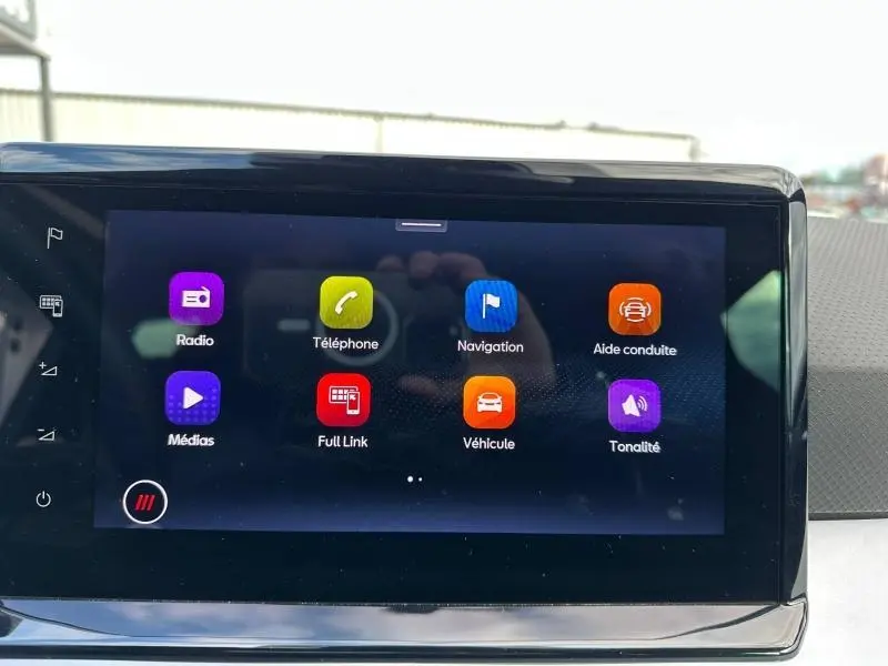 Écran tactile central de la SEAT Ibiza 1.0 TSI 115cv FR 2025 affichant les options multimédia et navigation.