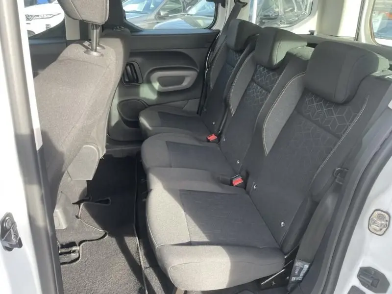 Vue intérieure côté droit des sièges arrière noirs du Peugeot Rifter blanc 2020, version 1.5 HDI 100 ACTIVE.