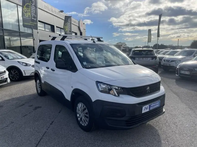 Peugeot Rifter blanc 1.5 HDI 100 Active 2020 vu en 3/4 avant droit avec barres de toit noires.