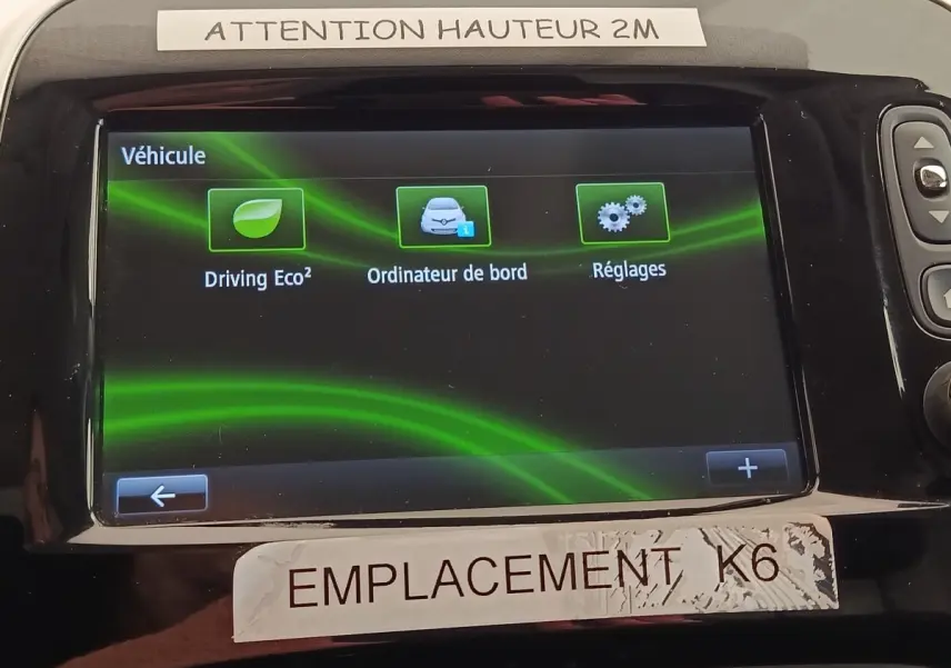 Écran tactile du tableau de bord du Renault Trafic Fourgon blanc, affichant les options véhicule et réglages.