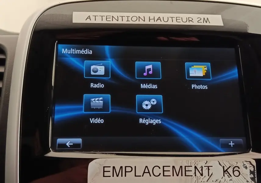 Écran tactile multimédia du Renault Trafic Fourgon blanc, affichant les options Radio, Médias, Photos, Vidéo et Réglages.