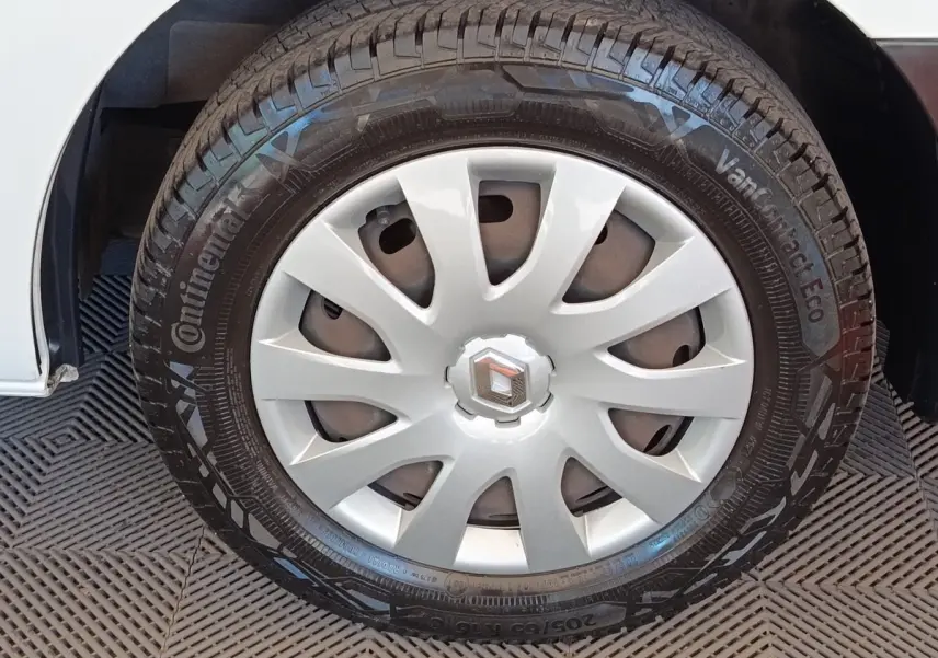 Gros plan sur la roue avant droite blanche du Renault Trafic Fourgon avec enjoliveur argenté et pneu Continental.