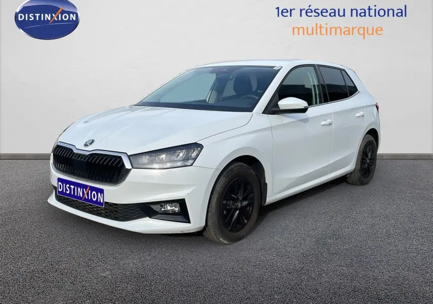 Vue 3/4 avant droite d'une Skoda Fabia blanche glacier avec jantes noires et calandre noire distinctive.