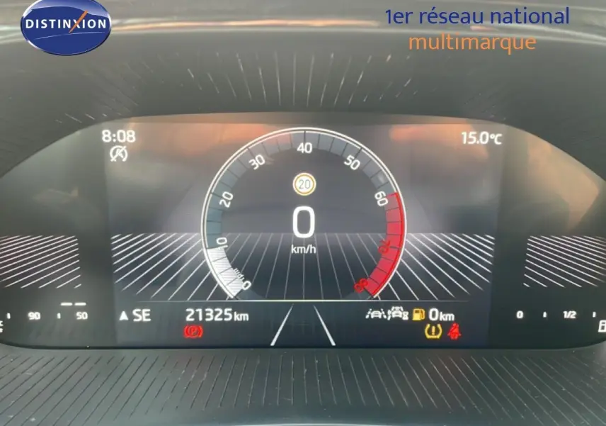 Affichage numérique du tableau de bord de la Skoda Fabia 2025, montrant la vitesse à 0 km/h et 21 325 km au compteur.