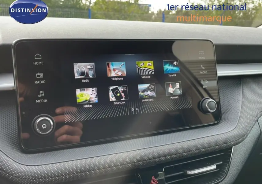 Écran tactile central de la Skoda Fabia 2025 blanc glacier, affichant le menu multimédia et connectivité.