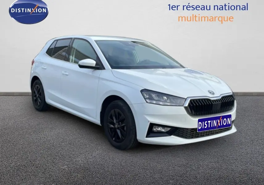 Vue 3/4 avant droite d'une Skoda Fabia blanc glacier avec jantes noires et calandre noire distinctive.