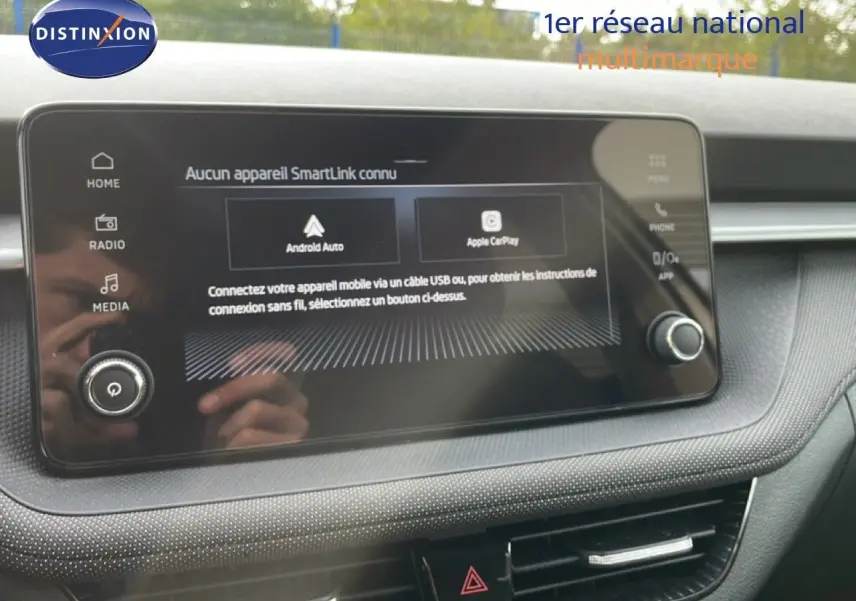 Écran tactile central du tableau de bord de la Skoda Fabia blanche, affichant les options Android Auto et Apple CarPlay.