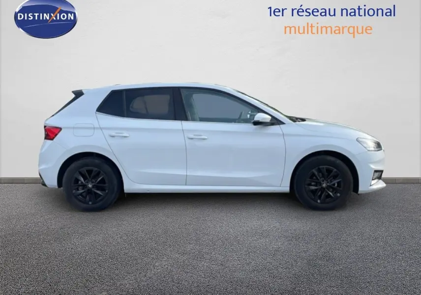 Vue de profil côté gauche d'une Skoda Fabia blanche glacier avec jantes noires sur fond neutre.