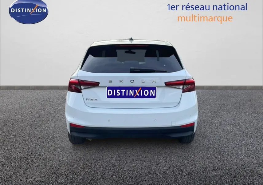 Vue arrière d'une Skoda Fabia blanche glacier 2025, avec feux arrière LED et logo distinctif au centre du hayon.