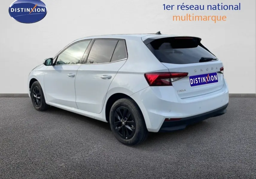 Vue 3/4 arrière droite d'une Skoda Fabia blanche glacier avec jantes noires et vitres teintées.