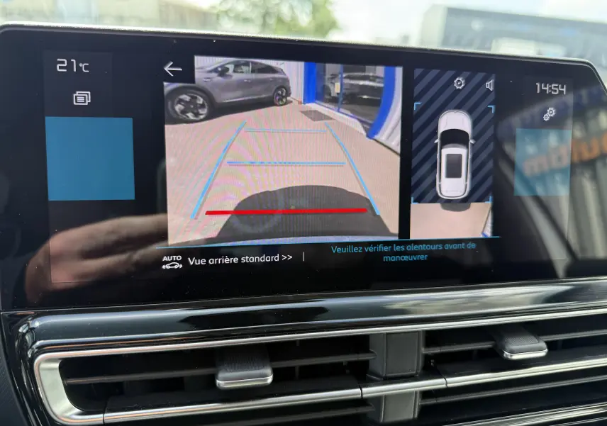 Écran de caméra de recul du Citroën C5 Aircross Hybrid blanc, vue arrière avec guidage de trajectoire visible.