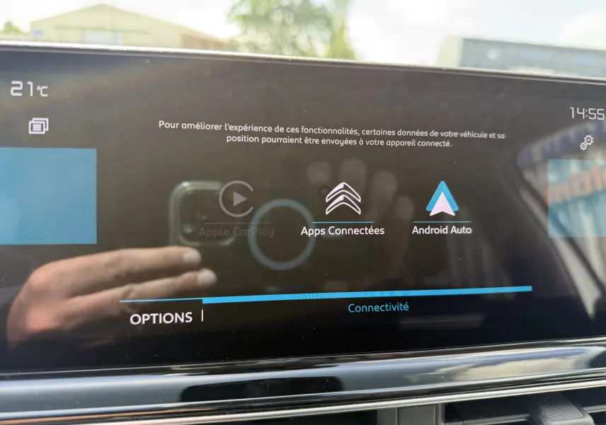 Écran tactile intérieur du Citroën C5 Aircross Hybrid 145, affichant les options Apple CarPlay, Apps Connectées et Android Auto.