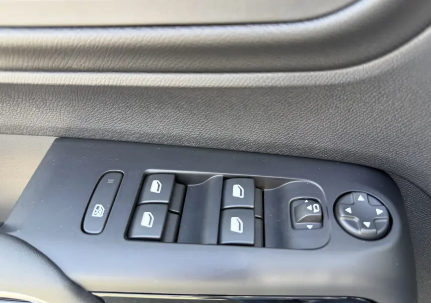 Gros plan sur les commandes des vitres et rétroviseurs côté gauche d'une Citroën C5 Aircross Hybrid blanc Okenite 2025.