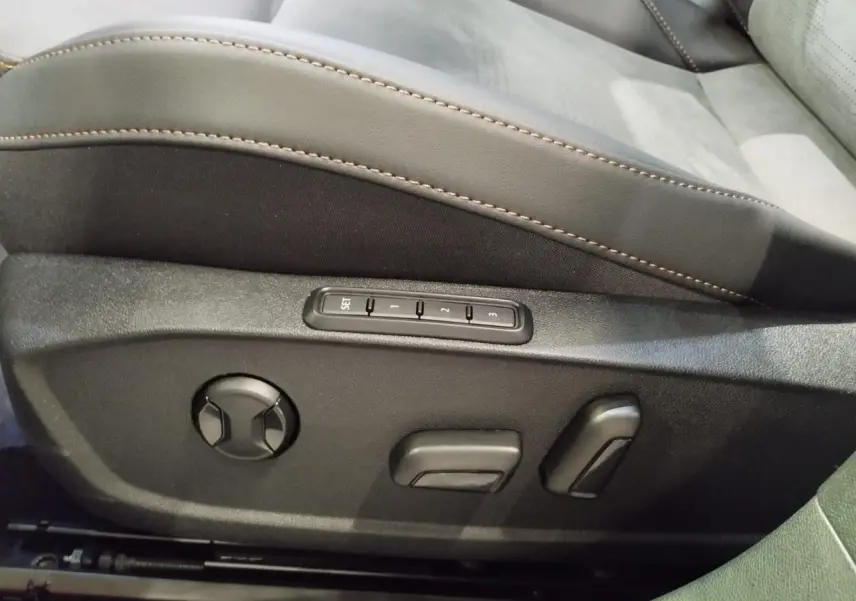 Détail des commandes électriques de réglage du siège conducteur noir avec surpiqûres cuivrées du CUPRA Formentor 2026.