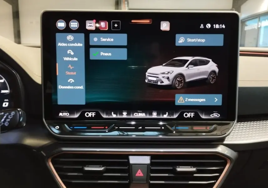 Écran tactile intérieur affichant l'interface de contrôle avec une image 3D blanche du CUPRA Formentor.