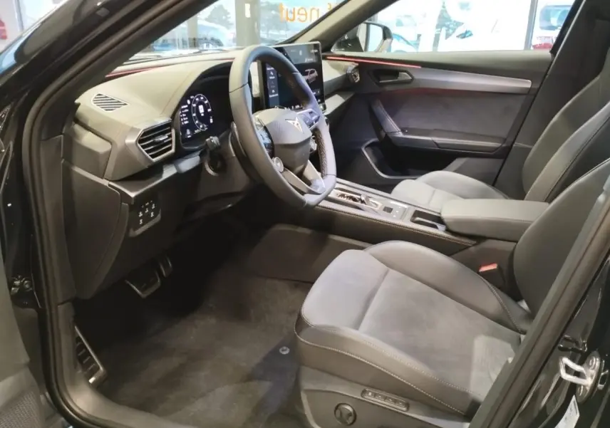Vue intérieure côté conducteur du CUPRA Formentor 2026 noir métal, sièges baquet suédine et tableau de bord digital.