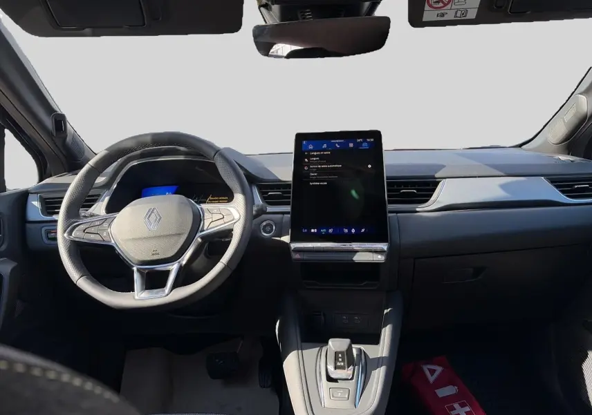 Vue intérieure avant du tableau de bord noir du Renault Symbioz 2026 avec écran tactile vertical et volant multifonction.