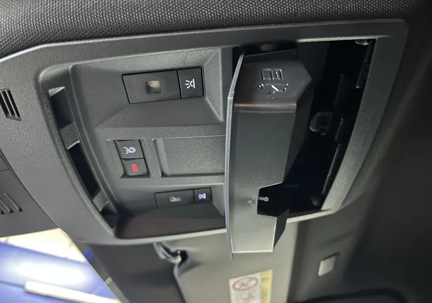 Détail du plafonnier intérieur avec commandes d’éclairage et compartiment ouvert sur Peugeot 3008 blanc Okenite.