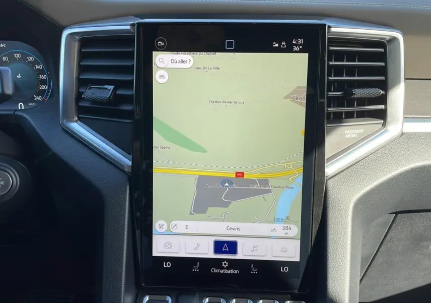 Vue rapprochée de l'écran tactile central avec navigation GPS du tableau de bord du Volkswagen Amarok blanc 2025.