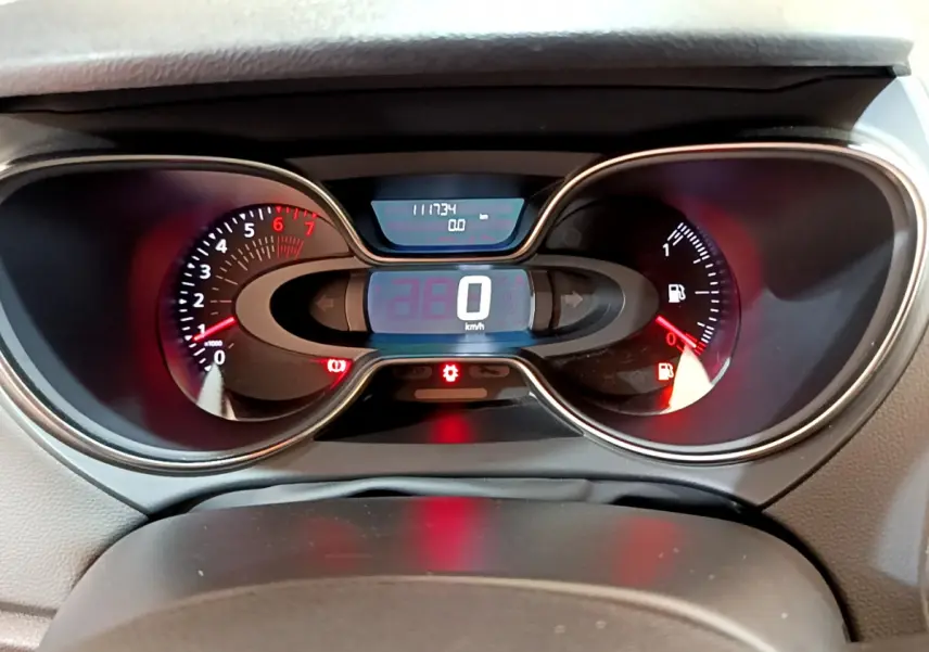 Tableau de bord du Renault Captur Business gris foncé, affichage numérique au centre avec compte-tours et jauge carburant.