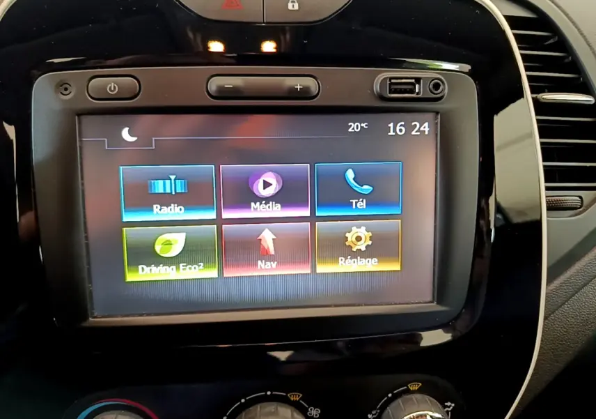 Écran tactile 7 pouces du système multimédia du Renault Captur Business gris foncé, vue de face rapprochée.
