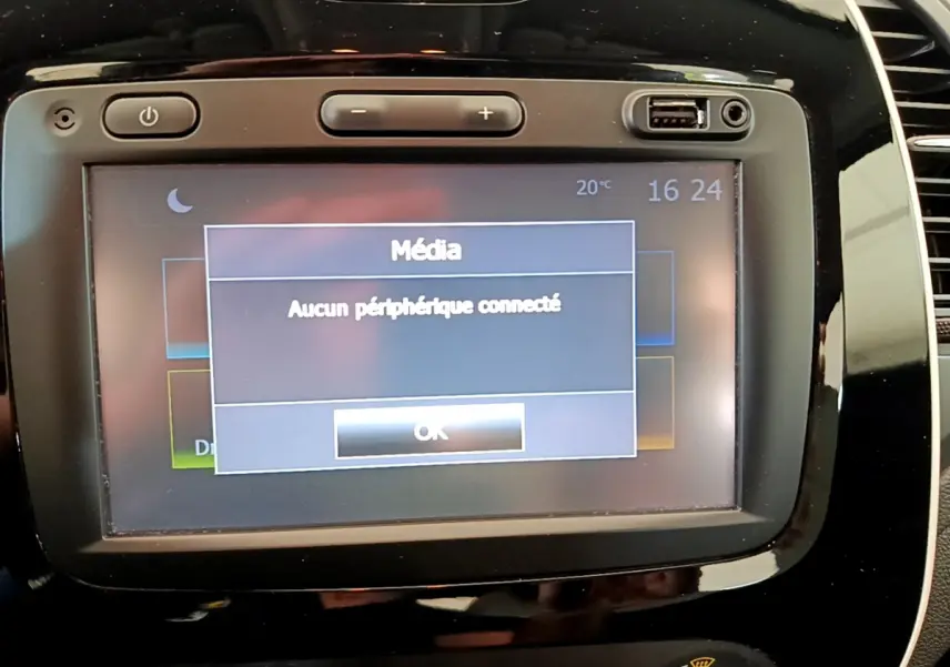 Écran tactile multimédia 7 pouces du tableau de bord du Renault Captur Business gris foncé, affichant "Aucun périphérique connecté".