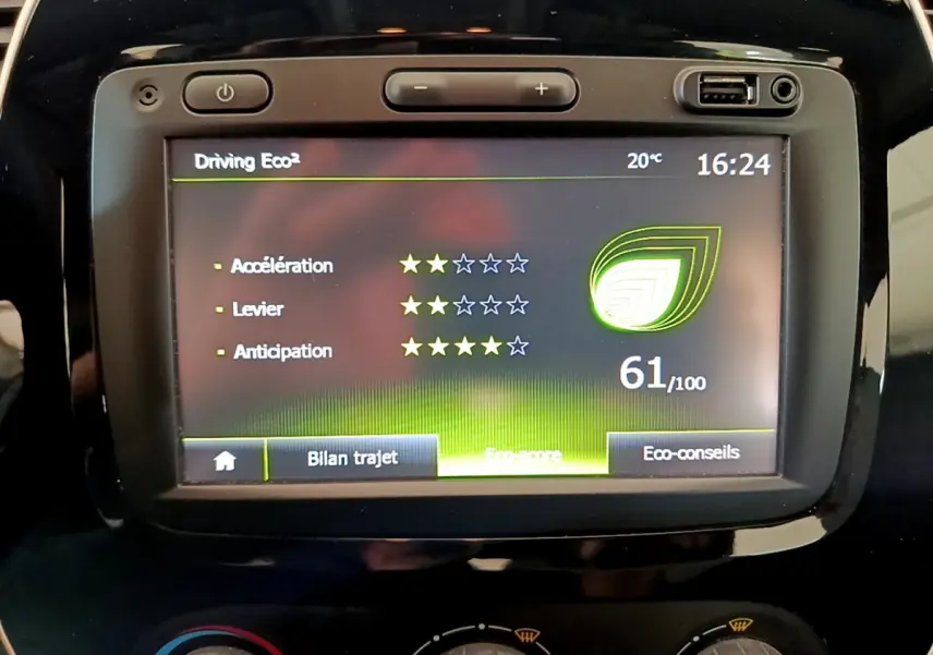 Écran tactile central du tableau de bord du Renault Captur gris foncé, affichant le score Eco conduite à 61/100.