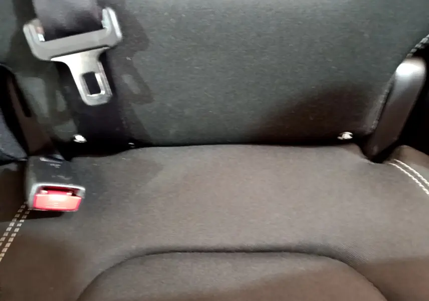 Gros plan sur la banquette arrière noire avec ceinture et boucle de sécurité du Renault Captur Business gris foncé.