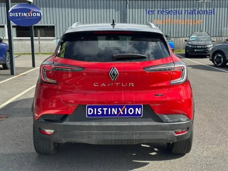Vue arrière d'un Renault Captur rouge flamme 2025 avec feux arrière LED et lunette arrière surteintée.