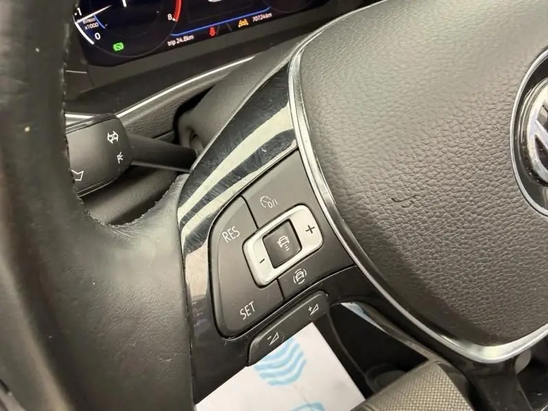 Gros plan sur le volant noir du Volkswagen T-Roc Cabriolet 2020, montrant les commandes de régulateur de vitesse côté gauche.