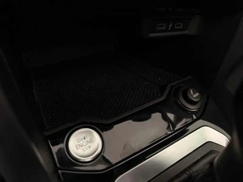 Gros plan intérieur sur la console centrale noire du Volkswagen T-Roc Cabriolet 2020, avec bouton Start Engine Stop et prise USB.