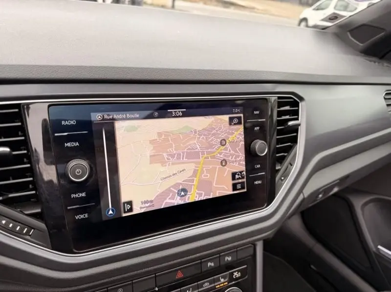 Tableau de bord du Volkswagen T-Roc Cabriolet 2020, écran tactile central avec navigation, vue intérieure côté passager.