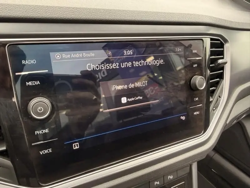 Écran tactile central du Volkswagen T-Roc Cabriolet 2020 affichant la connexion Apple CarPlay, vue intérieure côté droit.