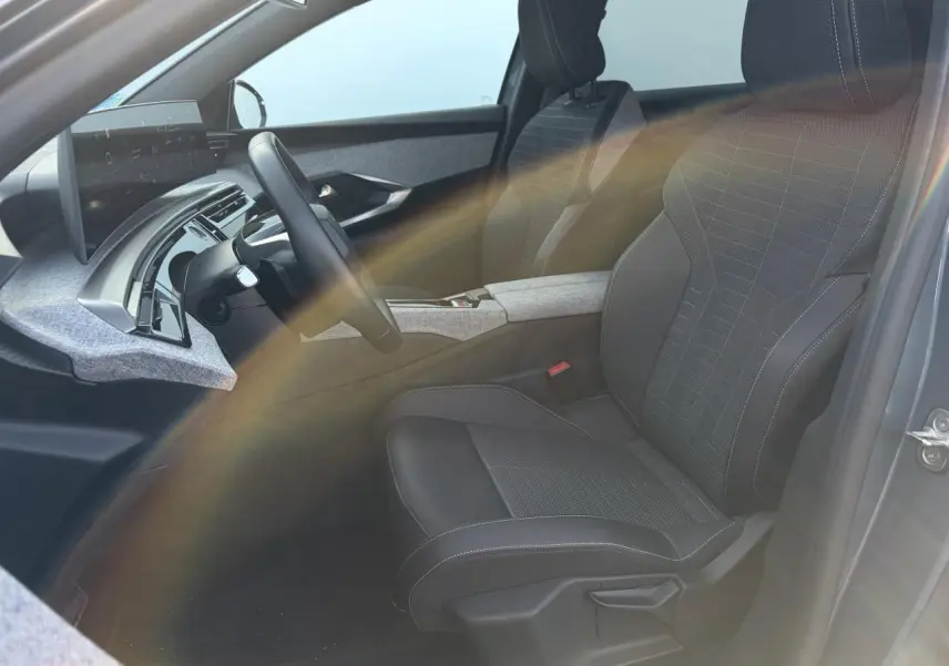 Vue intérieure côté conducteur du Peugeot 3008 bleu Ingaro, avec sellerie tissu Uziris et tableau de bord i-Cockpit panoramique.