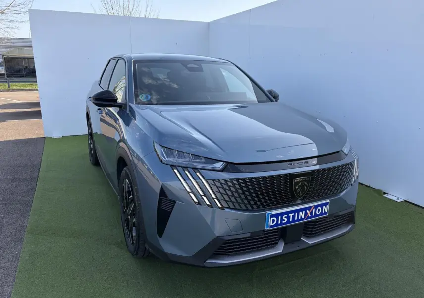 Peugeot 3008 bleu Ingaro en 3/4 avant gauche, avec calandre noire et feux LED à griffes distinctifs.