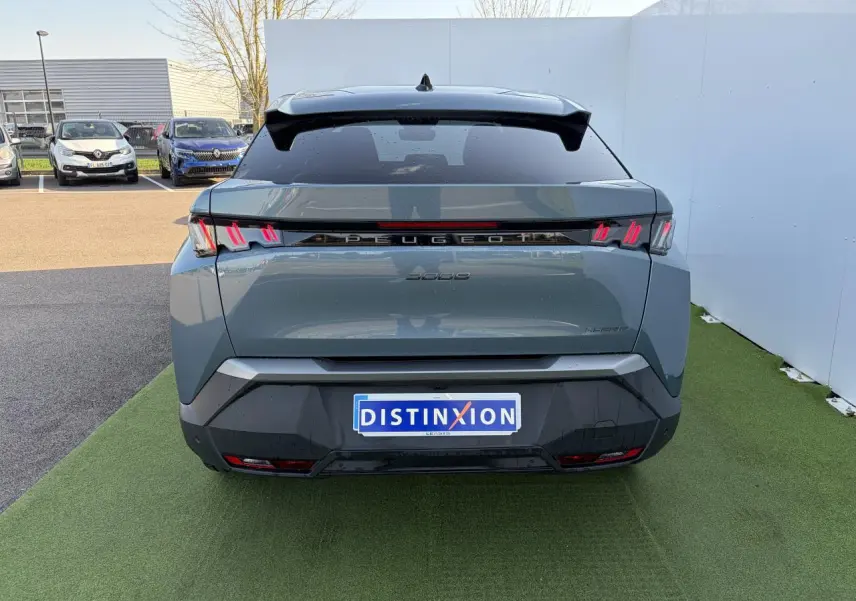 Vue arrière du Peugeot 3008 bleu Ingaro 2024 avec feux arrière LED 3 griffes et toit panoramique noir.